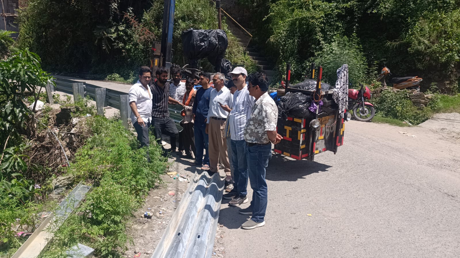 खोल्टा के खतरनाक मोड़ पर लगा क्रश बैरियर, दुर्घटनाओं पर लगेगी रोक, पार्षद अमित साह मोनू की मांग पर डीएम अंशुल सिंह ने दिए थे तत्काल कार्रवाई के निर्देश, स्थानीय लोगों ने जताया आभार।