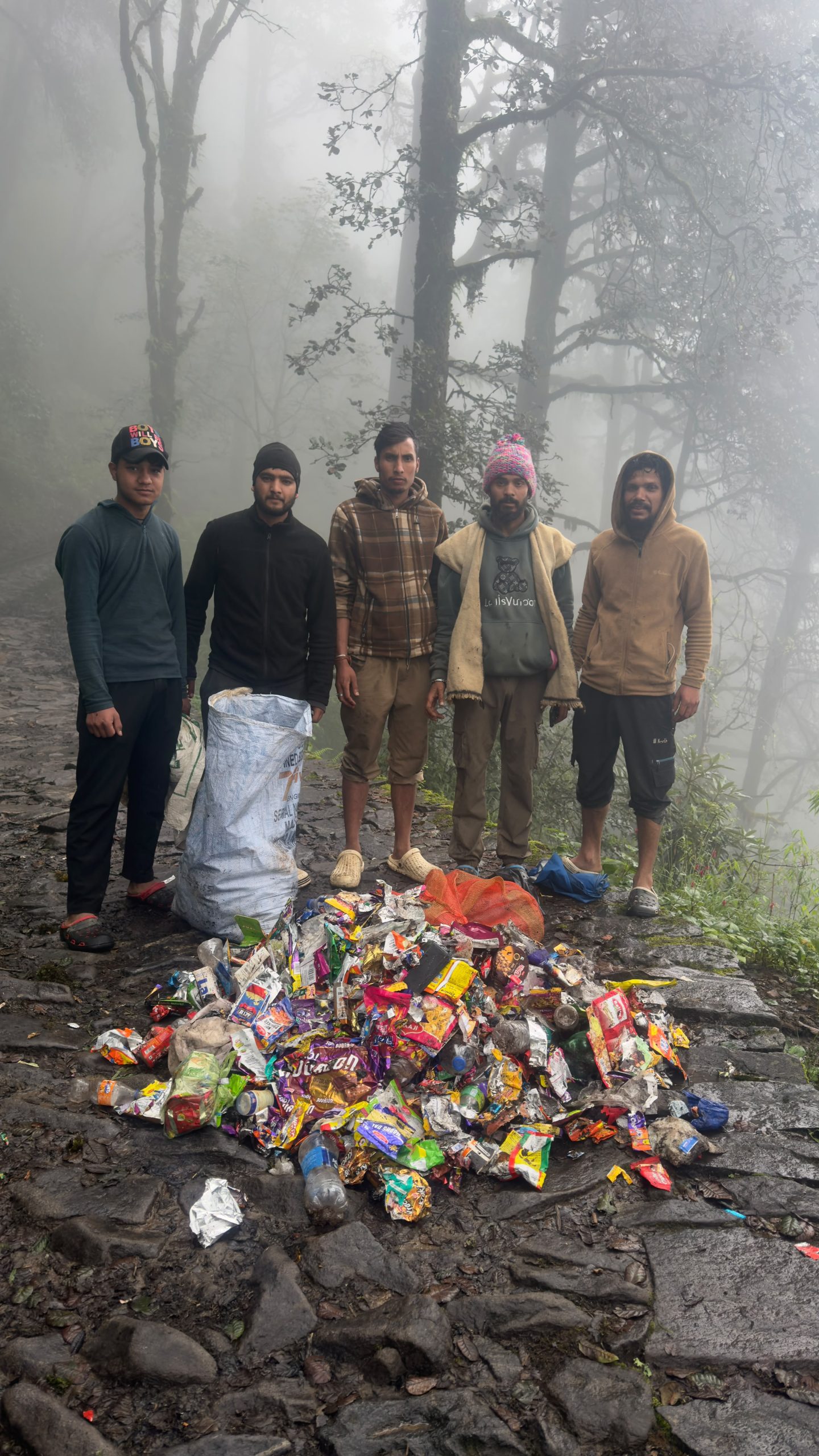 द्वितीय केदार मद्महेश्वर धाम में ग्रामीणों ने चलाया स्वच्छता अभियान। 