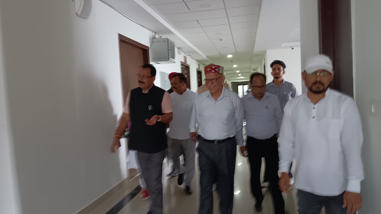 सोबन सिंह जीना विश्वविद्यालय में प्रधानमंत्री कार्यालय के पूर्व सलाहकार और उत्तराखंड सरकार के पर्यटन विभाग में विशेष कार्याधिकारी (ओएसडी) भाष्कर खुल्बे ने निरीक्षण।