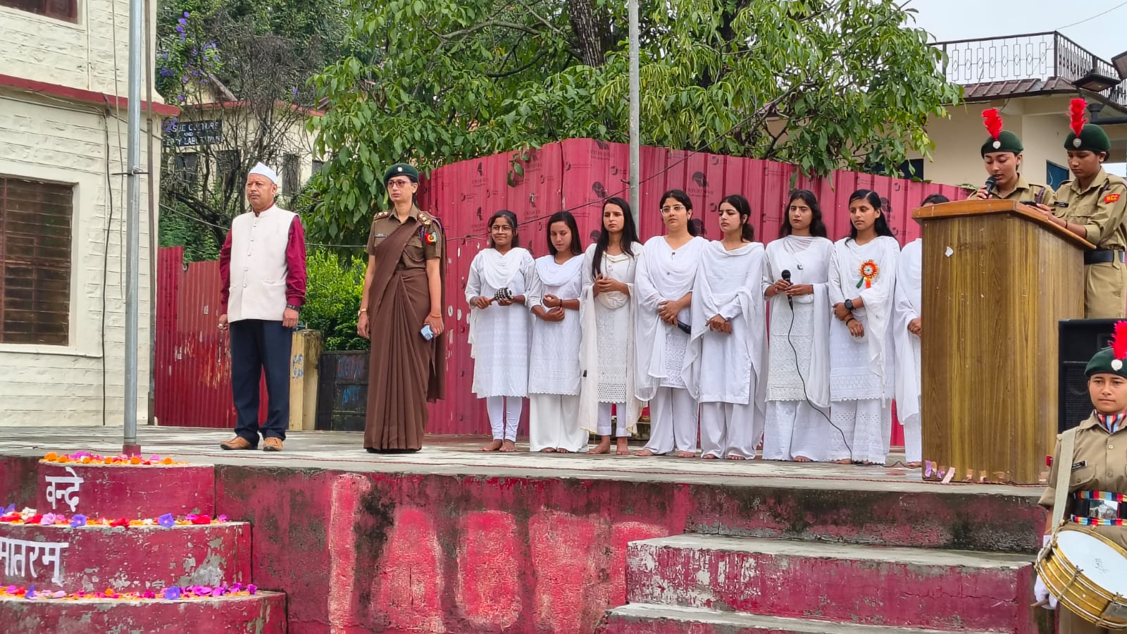 सोबन सिंह जीना परिसर अल्मोड़ा में भी स्वतंत्रता दिवस पर परिसर निदेशक प्रो. पी. एस. बिष्ट ने झंडारोहण किया।