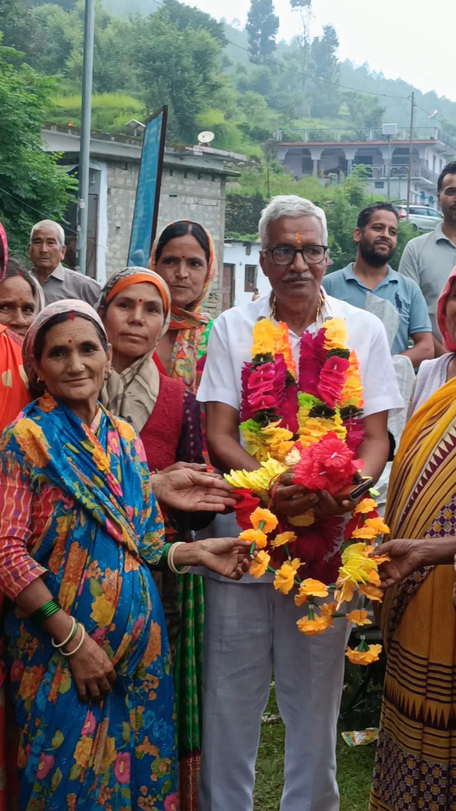 पैतृक गांव मणिगुह में राज्यमंत्री ओम प्रकाश भट्ट का भव्य स्वागत। 