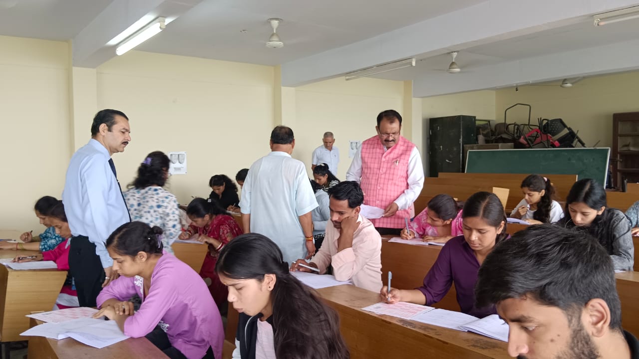 राज्य स्तरीय संयुक्त बी.एड. एवं एम.एड. प्रवेश परीक्षा का कुलपति ने किया निरीक्षण।