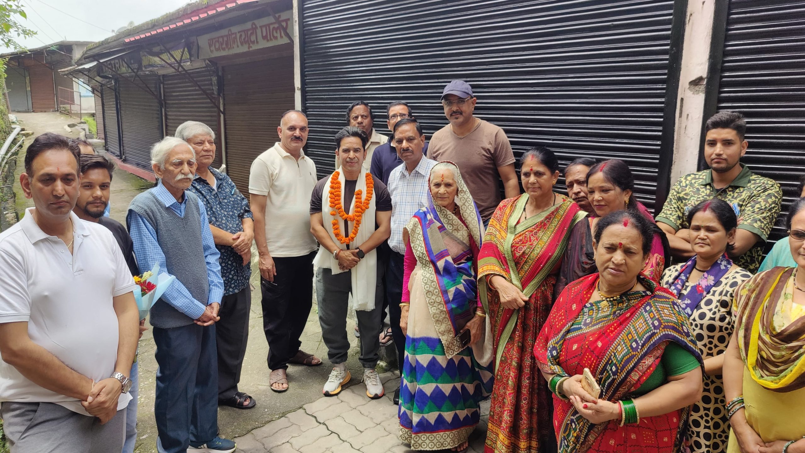 झिंझाड़ वार्ड में पार्षद अमित साह मोनू का भव्य स्वागत, वार्डवासियों ने जताया आभार, बुजुर्ग परिवार की समस्या का तत्काल समाधान कराने पर डीएम अंशुल सिंह व नगर आयुक्त सीमा विश्वकर्मा का भी जताया आभार।