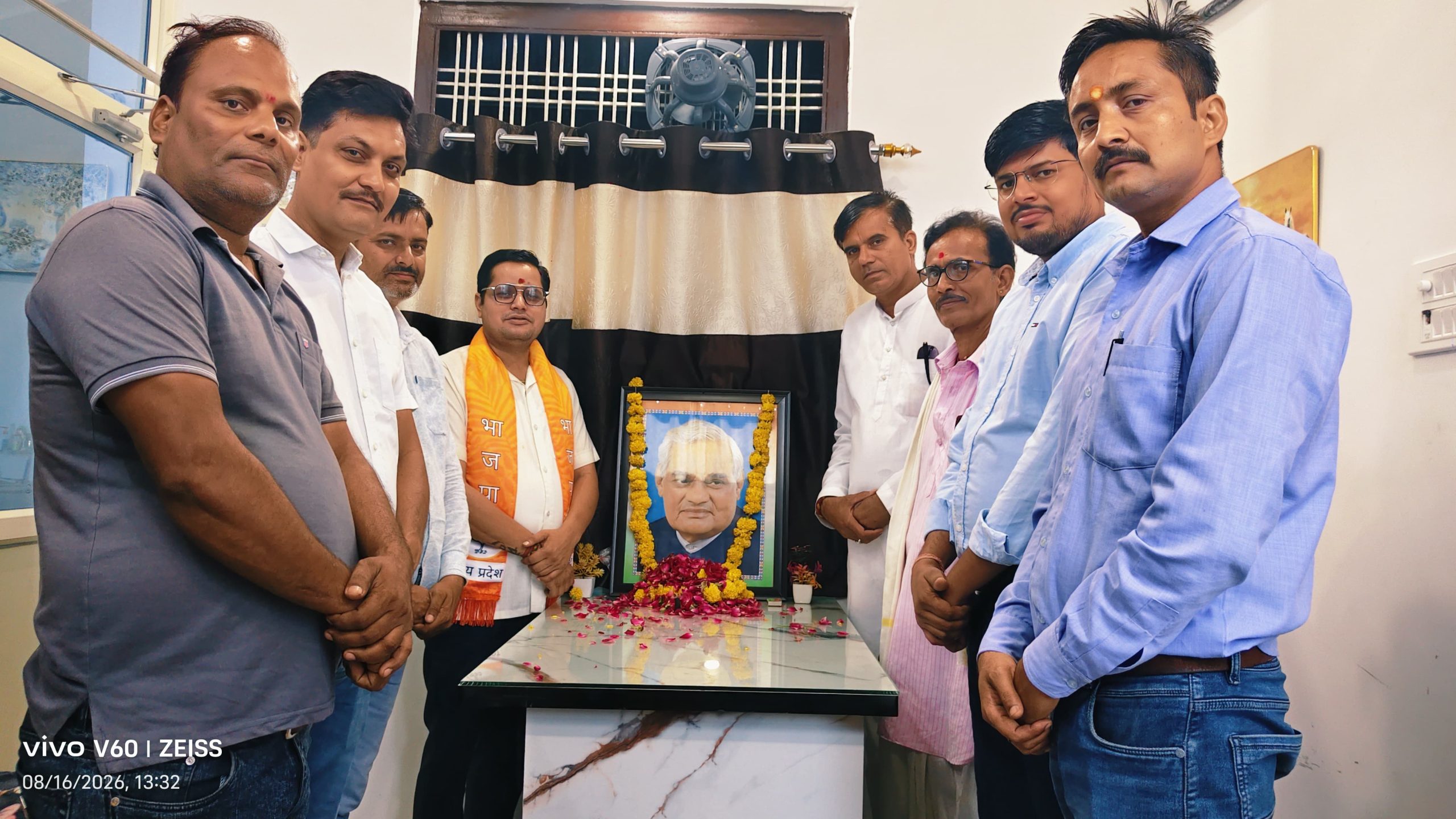 भाजपा कार्यकर्ताओं ने अटल बिहारी वाजपेयी की पुण्यतिथि मनाई।