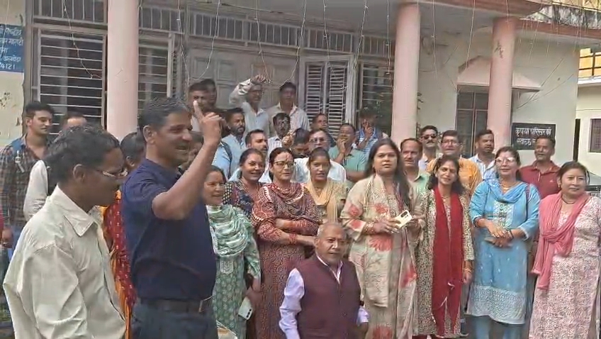 20 सूत्रीय मांगों को लेकर ग्राम प्रधानों ने हवालबाग ब्लॉक मुख्यालय में की तालाबंदी।