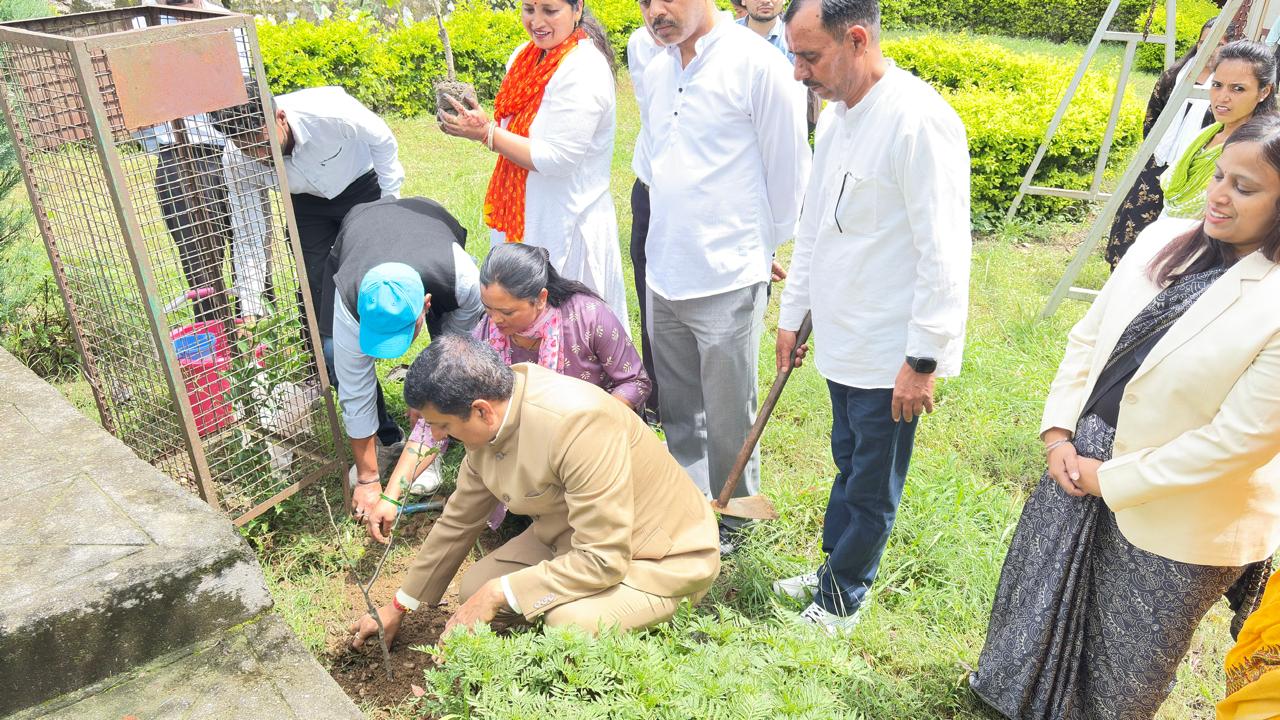 स्वतंत्रता दिवस “आजादी का अमृत महोत्सव” के रूप बड़े धूम-धाम से मनाया।
