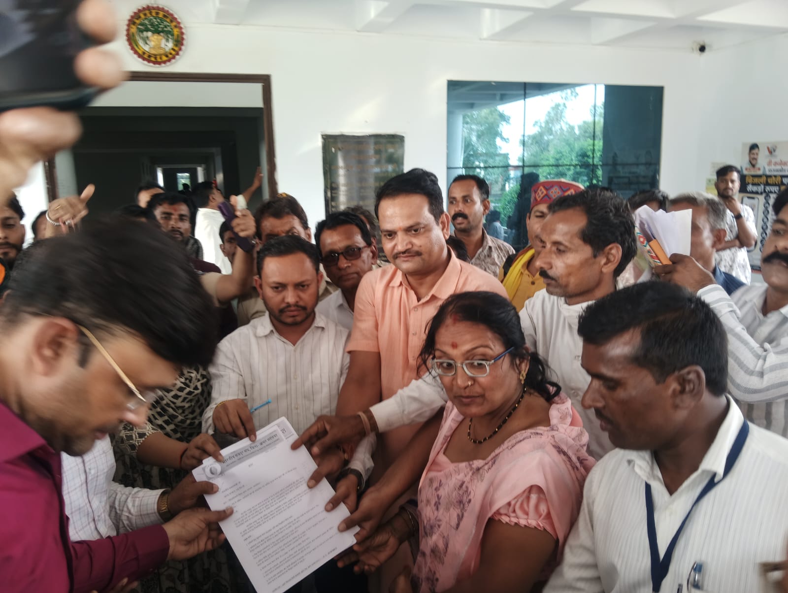 आंगनवाड़ी कार्यकर्ता और सारिकाओं ने कलेक्ट में जोरदार आंदोलन किया और मुख्यमंत्री से 11 सूत्री मांगों को लेकर एसडीएम को ज्ञापन सोंपा।