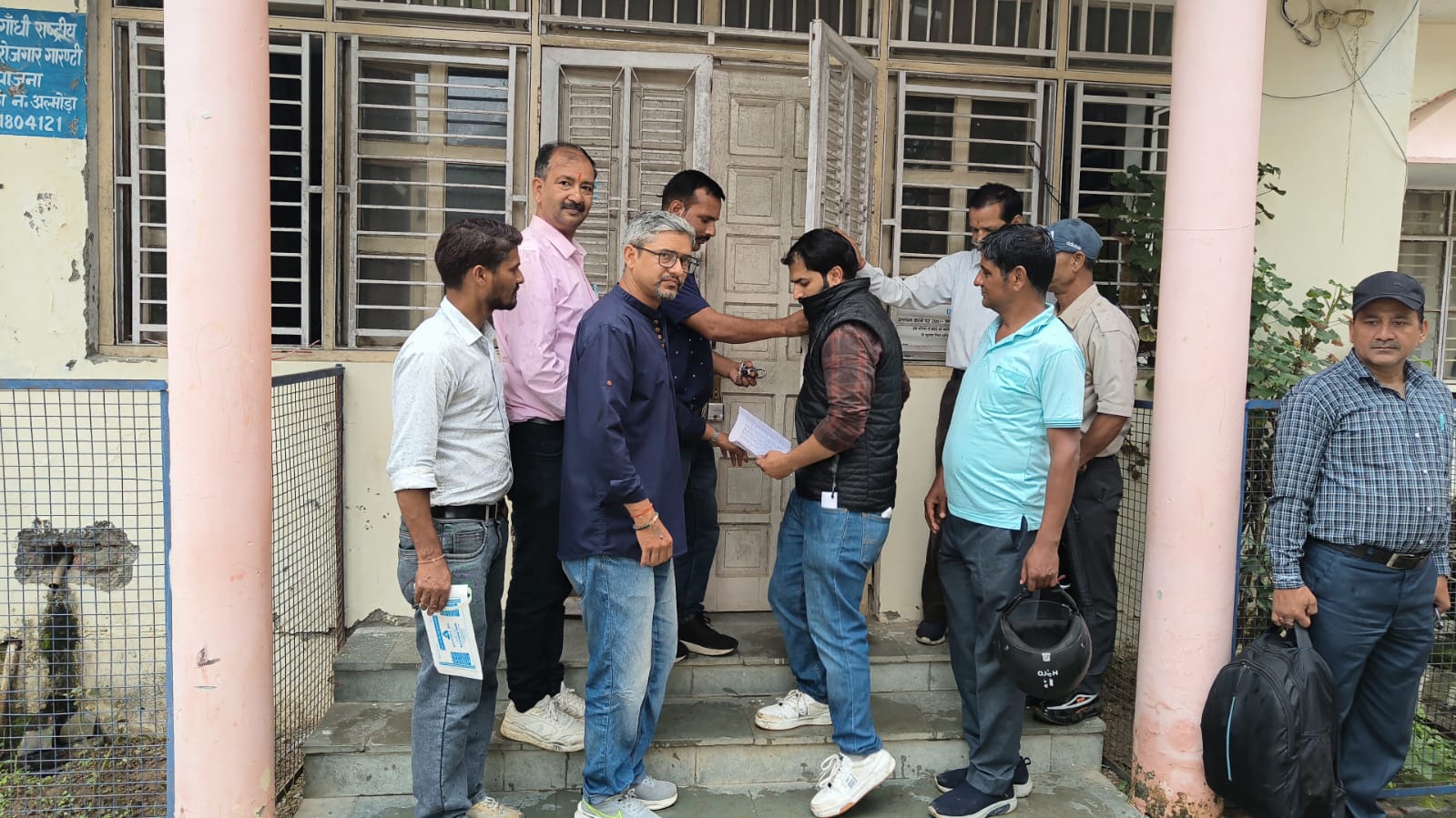 अधिकारियों के लिखित आश्वासन के बाद खुला हवालबाग ब्लॉक कार्यालय।