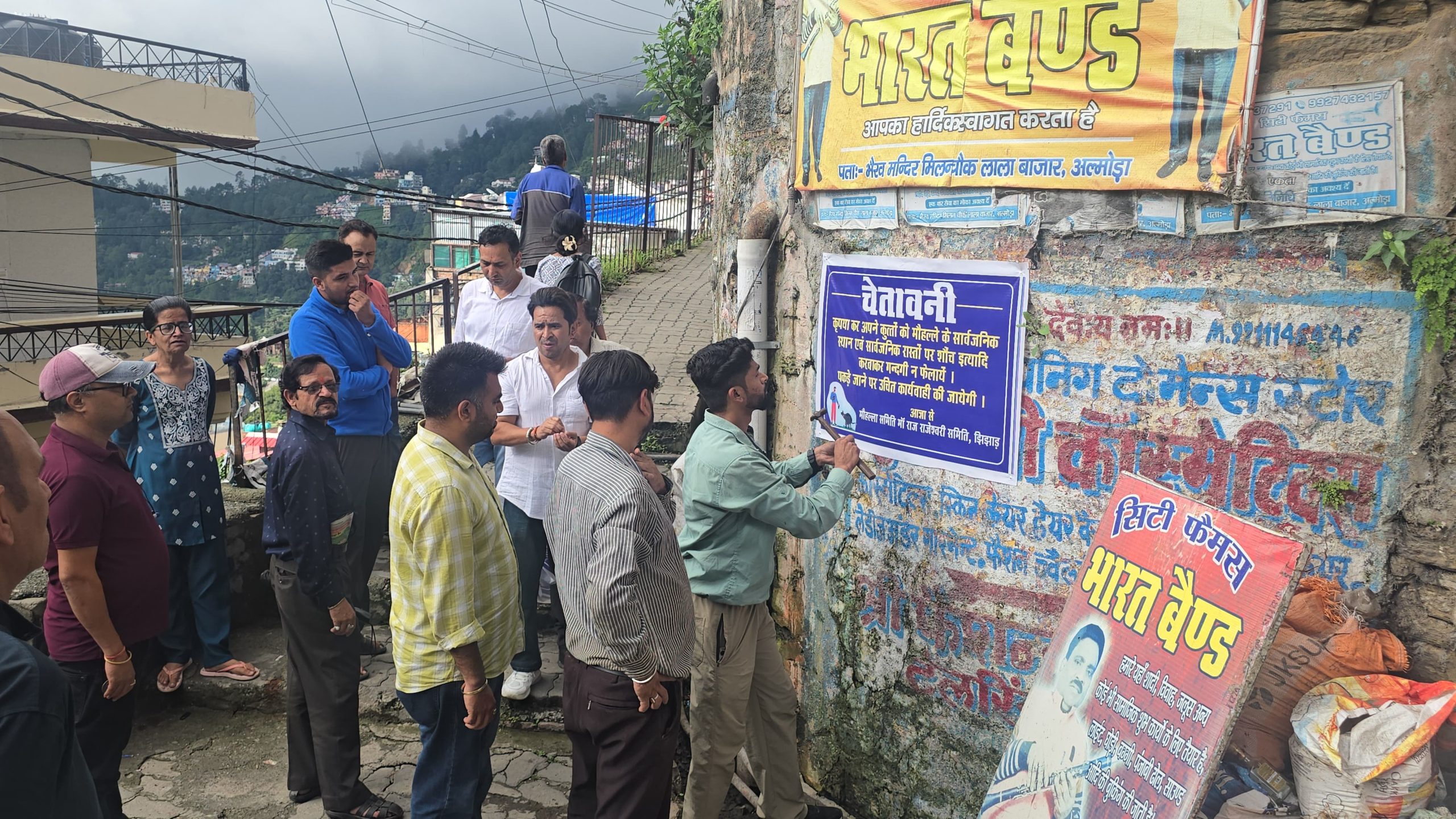 झिंझाड़ में मां राज राजेश्वरी मोहल्ला समिति ने चलाया जागरूकता अभियान, नियम तोड़ने वालों पर होगी कार्रवाई।
