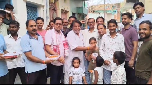 भाजपा कार्यकर्ताओं ने लाल सिंह के राष्ट्रीय उपाध्यक्ष बनने पर मिठाई बांटकर मनाई खुशी।