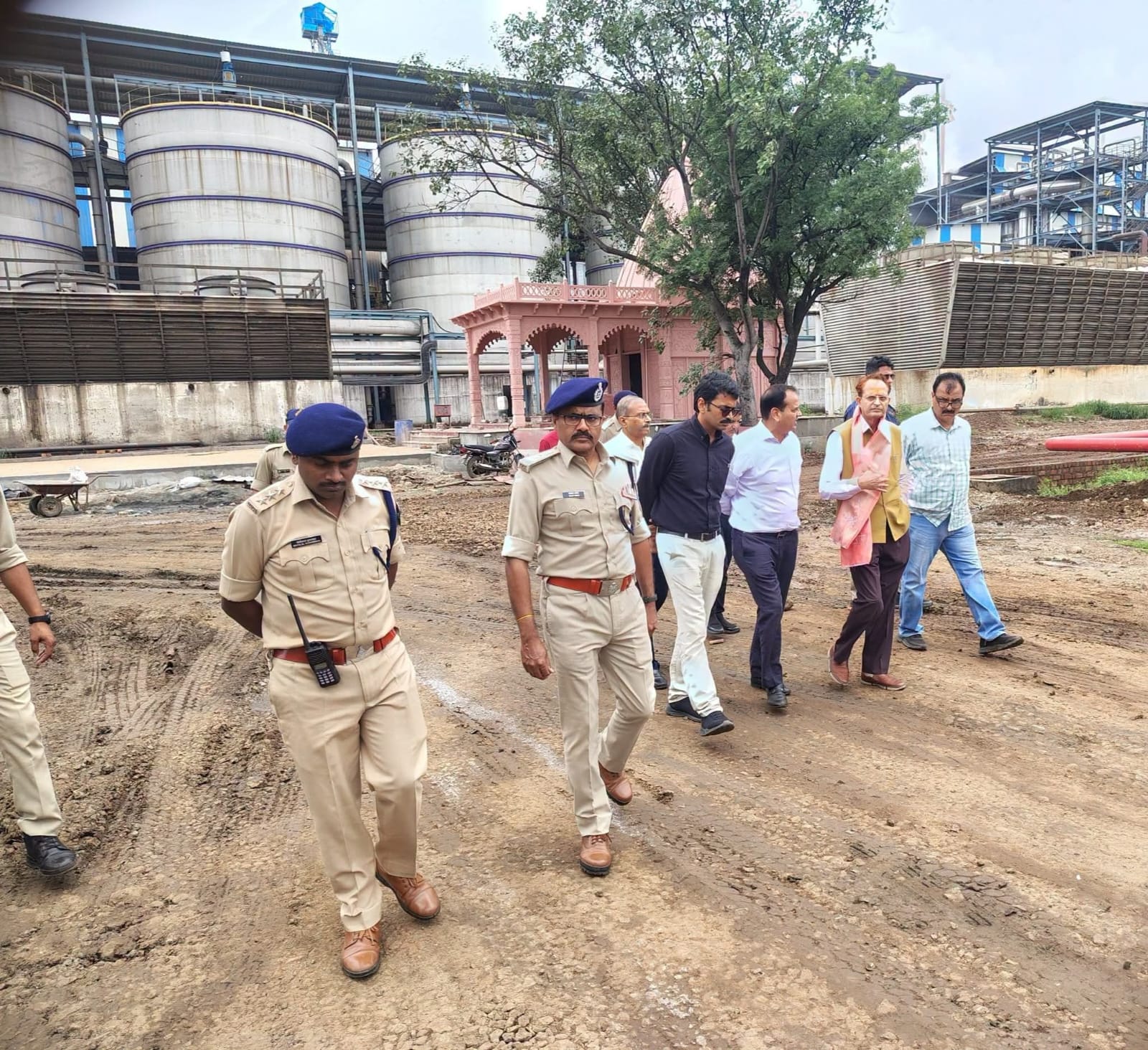मानव अधिकार आयोग के अध्यक्ष डॉ. सिंह ने आगर सारंगपुर रोड पर स्थित इथेनॉल उद्योग का निरीक्षण किया।