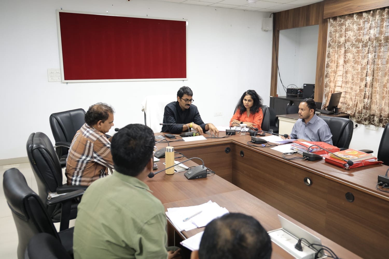 शासकीय देव स्थानों की जमीनों के संरक्षण को सर्वोच्च प्राथमिकता दें… शासन द्वारा आधारित देवस्थान की आय-व्यय प्रबंधन समिति कि समीक्षा बैठक कलेक्टर शेर सिंह मीणा की अध्यक्षता में आयोजित की गई।