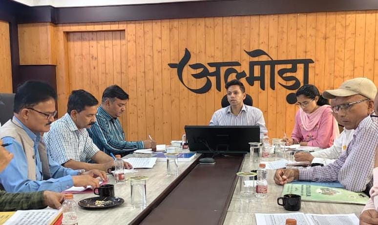 विशेष गहन पुनरीक्षण को लेकर जिलाधिकारी अंशुल सिंह ने मान्यता प्राप्त राजनैतिक दलों के प्रतिनिधियों के साथ की बैठक।