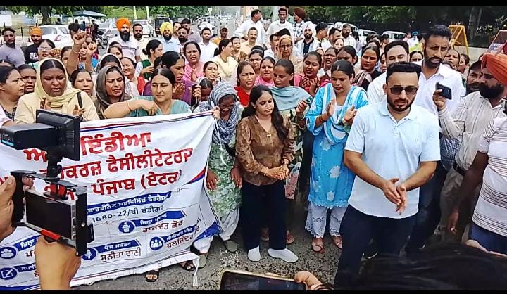 फिरोजपुर में एनएचएम कर्मचारियों और आशा वर्करों ने फूंका सरकार का पुतला, किया रोष प्रदर्शन।