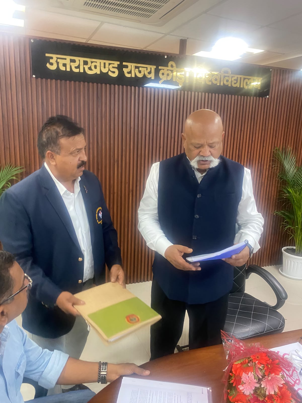 विश्व विद्यालय में कुलपति अमित कुमार सिन्हा से सोबन सिंह जीनाके क्रीडा प्रभारी लियाकत अली खान ने गोलापार अंतरराष्ट्रीय क्रिकेट स्टेडियम में की मुलाकात।