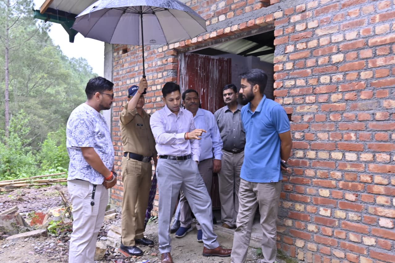 जिलाधिकारी अंशुल सिंह ने भैंसवाड़ा फार्म में निर्माणाधीन गौशाला का किया निरीक्षण, सुरक्षा एवं मूलभूत सुविधाओं को बेहतर बनाने के दिए निर्देश।