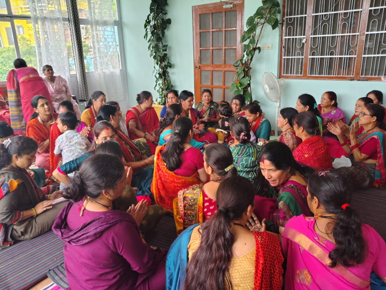 सातों आठों का उत्सव आज दुगाल खोला अल्मोड़ा में जारी है सुन्दर काण्ड पाठ के उपरान्त भजन कीर्तन हुआ।