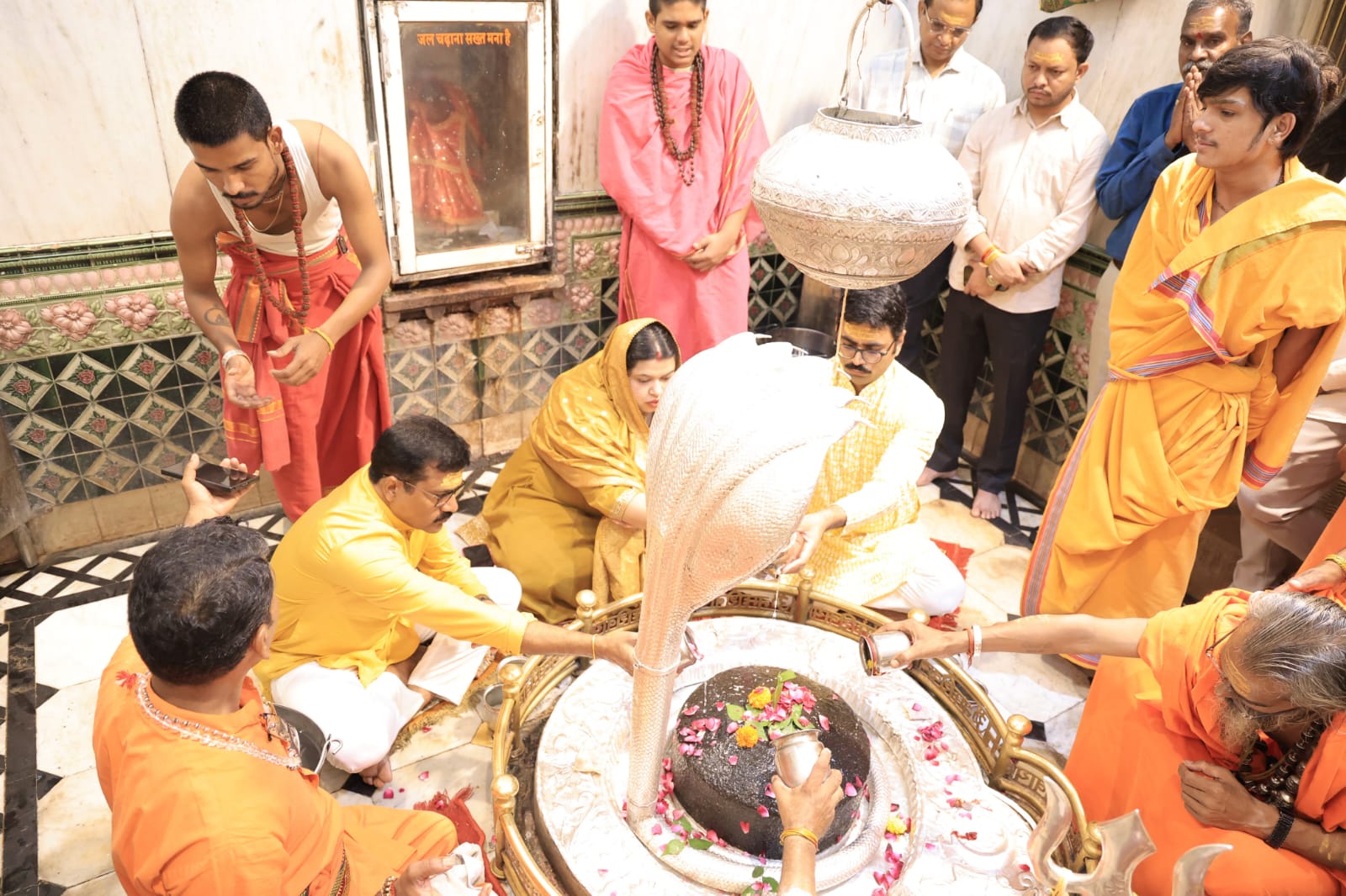 कलेक्टर डॉ. मीना एवं एसपी श्री सोनी ने श्रावण सोमवार को ब्रह्म मुहूर्त में बाबा बैजनाथ महादेव का किया अभिषेक।