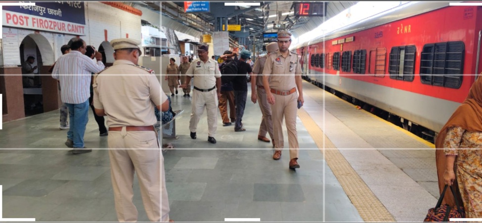 सुरक्षा के मद्देनजर फिरोजपुर रेलवे स्टेशन पर जीआरपी की सघन चेकिंग।