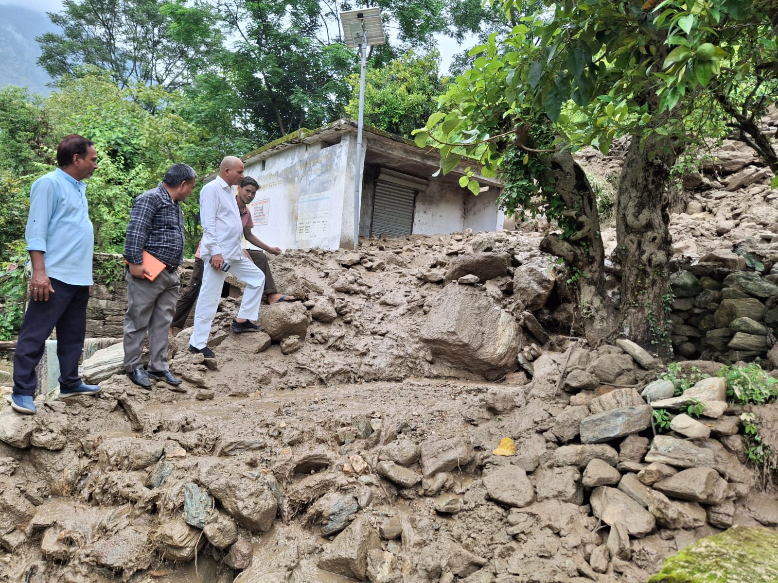 भटवाड़ी के बडेथ तोक में फिर सक्रिय हुआ भूस्खलन।