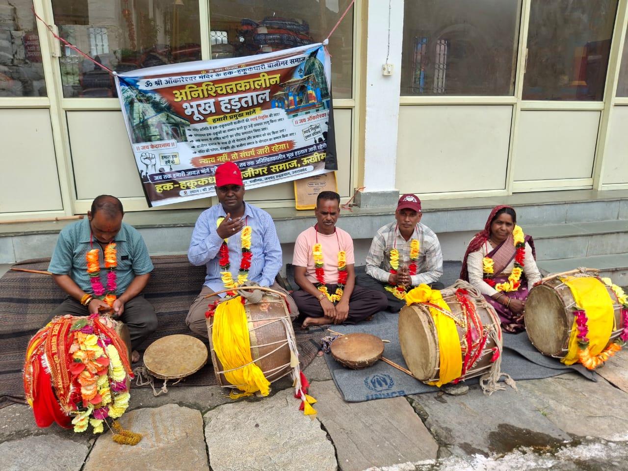 स्थाई नियुक्ति सहित पांच सूत्रीय मांगों को लेकर हक-हकूकधारी बाजीगर समाज भूख हड़ताल पर। 