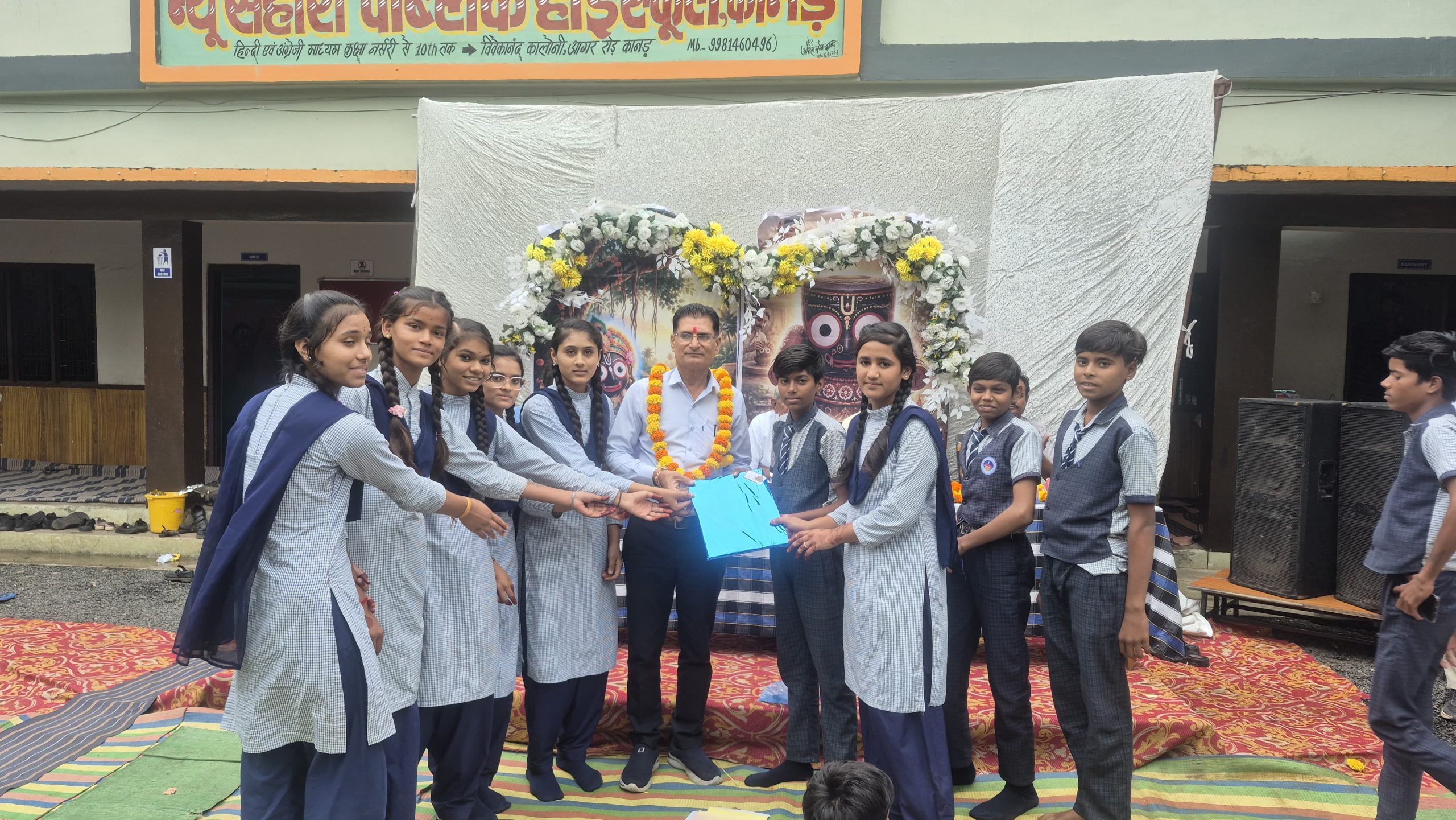 शिक्षक दिवस पर हुए स्कूलों में आयोजन विद्यार्थियों को जीवन में सफलता प्राप्त करने तथा माता-पिता एवं गुरुजनों का सदैव सम्मान करने की शपथ भी दिलाई।