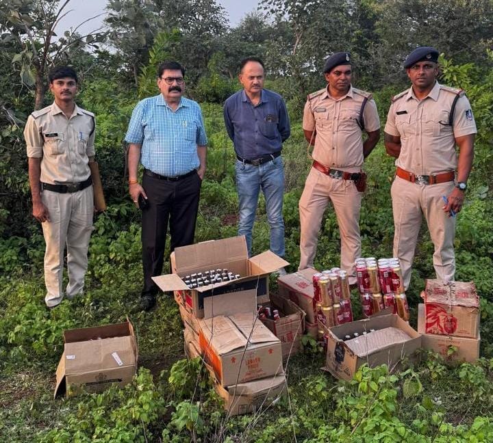 अवैध शराब के विरुद्ध आबकारी विभाग की बड़ी कार्यवाही 300 लीटर से अधिक देशी/विदेशी मदिरा जप्त, आरोपी फरार।