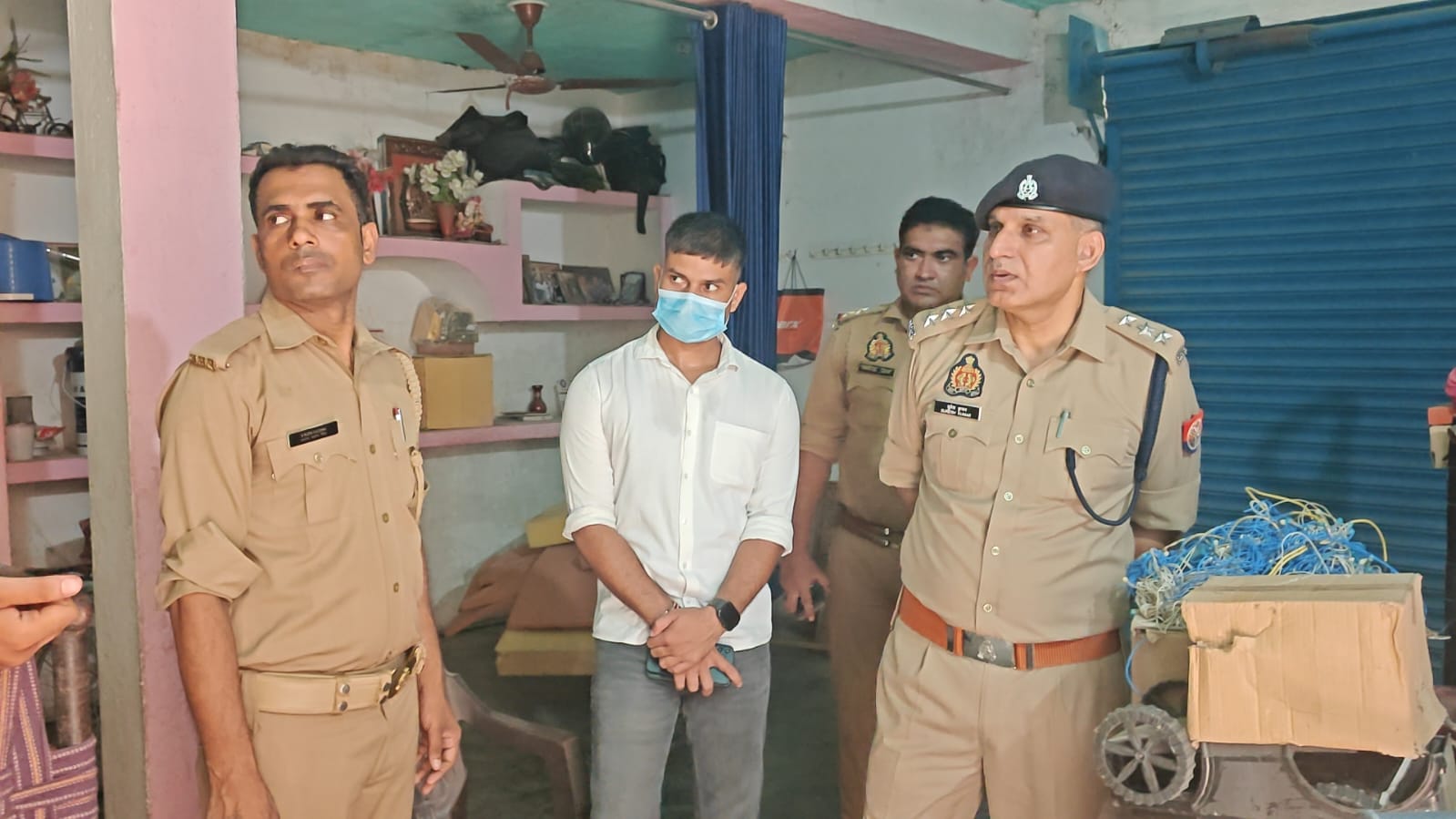जंगला काटकर घर में दाखिल हुए चोर, जेवर-नकदी लेकर फरार।