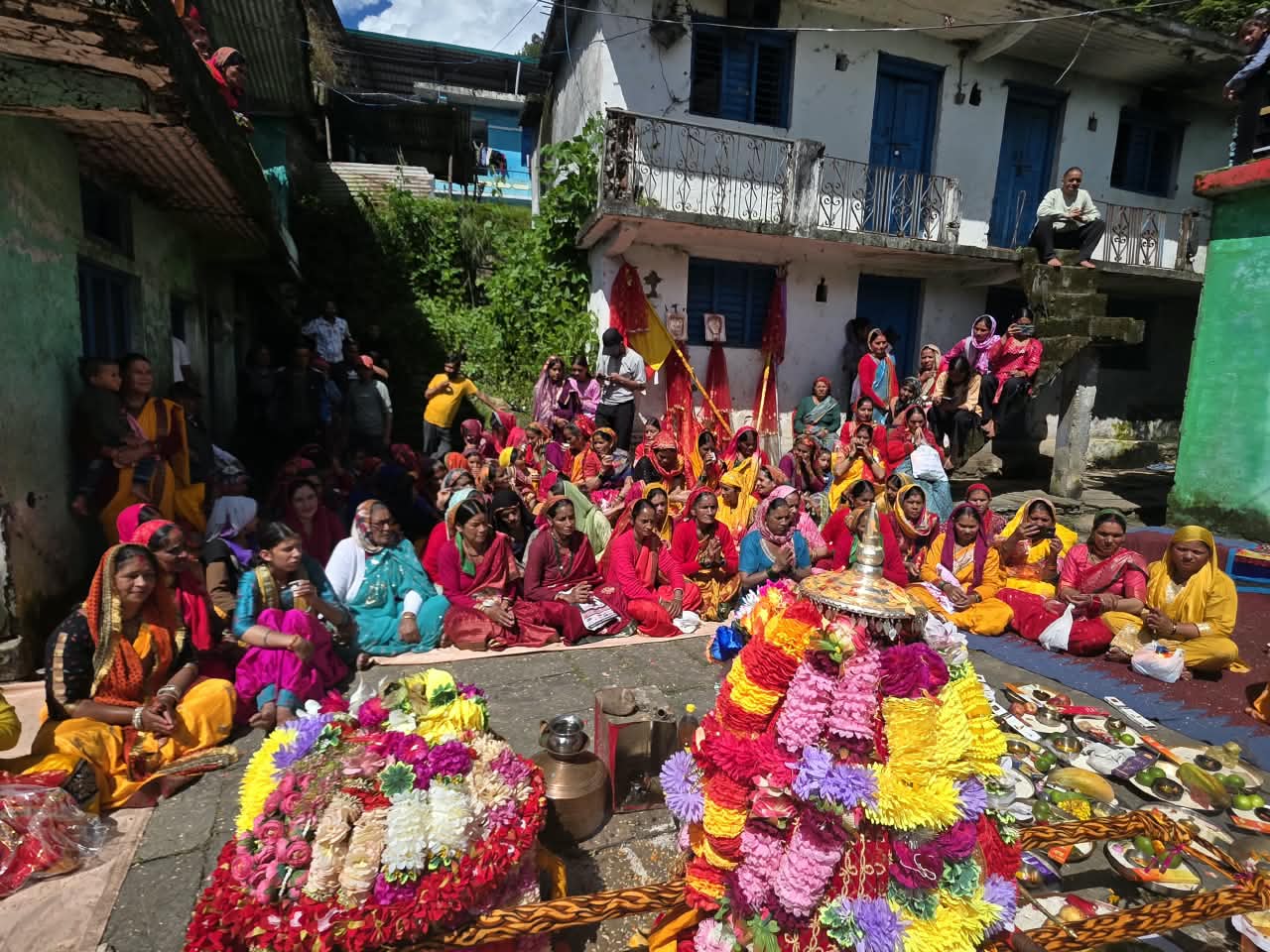 रामपुर से भावुक क्षणों में विदा होकर सीतापुर पहुंची भगवती कालीमाई की दिवारा यात्रा।
