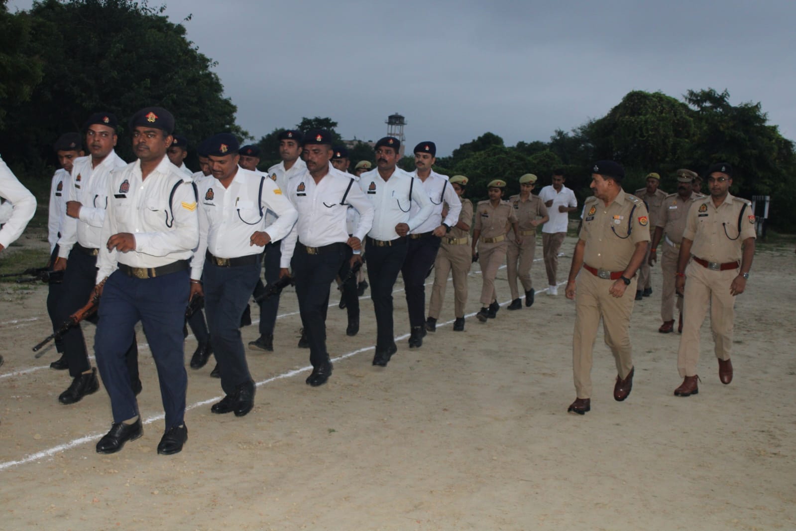 साप्ताहिक परेड में पुलिसकर्मियों ने किया शस्त्र अभ्यास