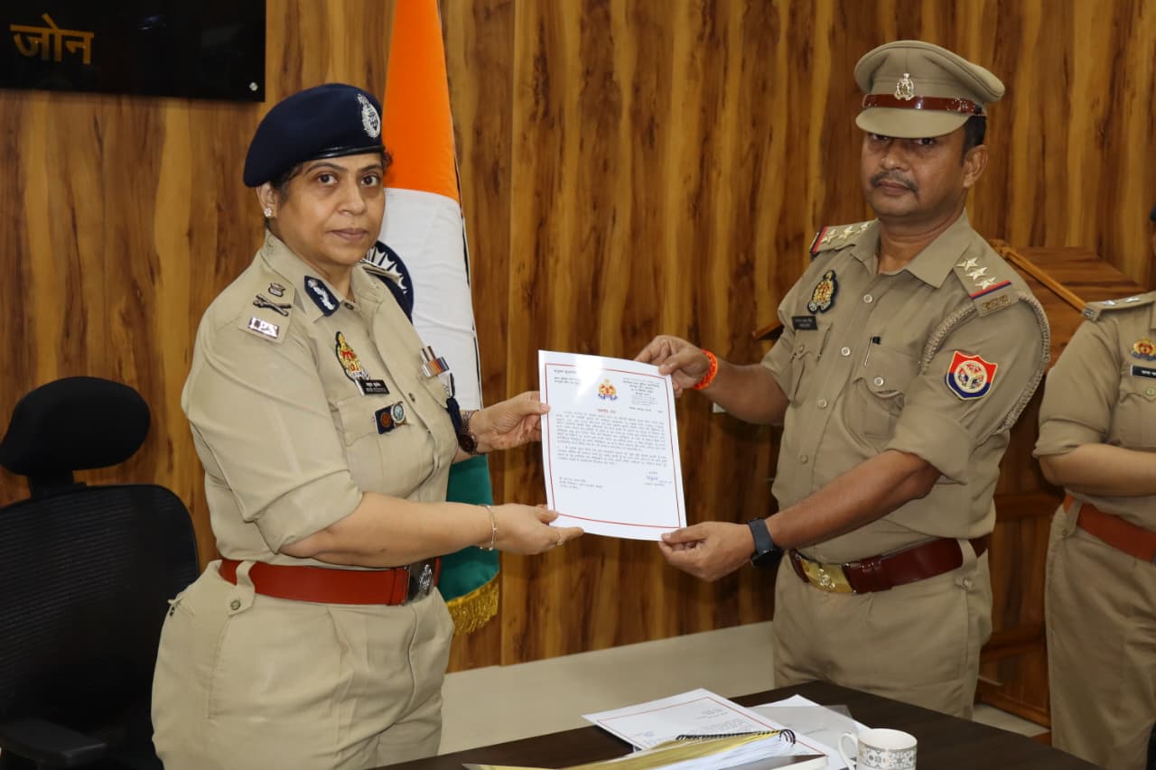 साइबर ठगी के खुलासे पर तत्कालीन साइबर थाना प्रभारी सम्मानित।