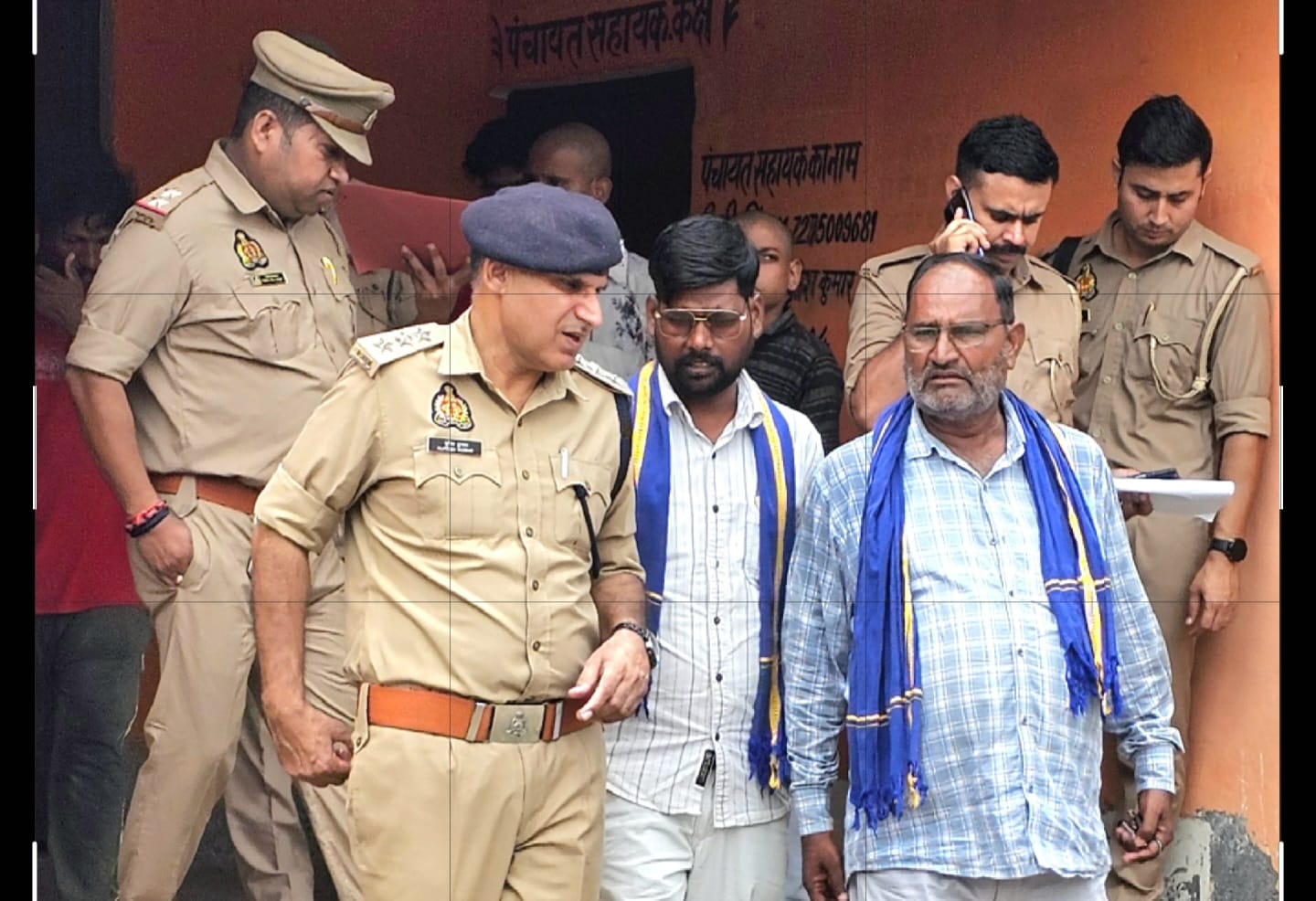 पंचायत सहायक की मौत के मामले में आजाद समाज पार्टी ने परिजनों से की मुलाकात।
