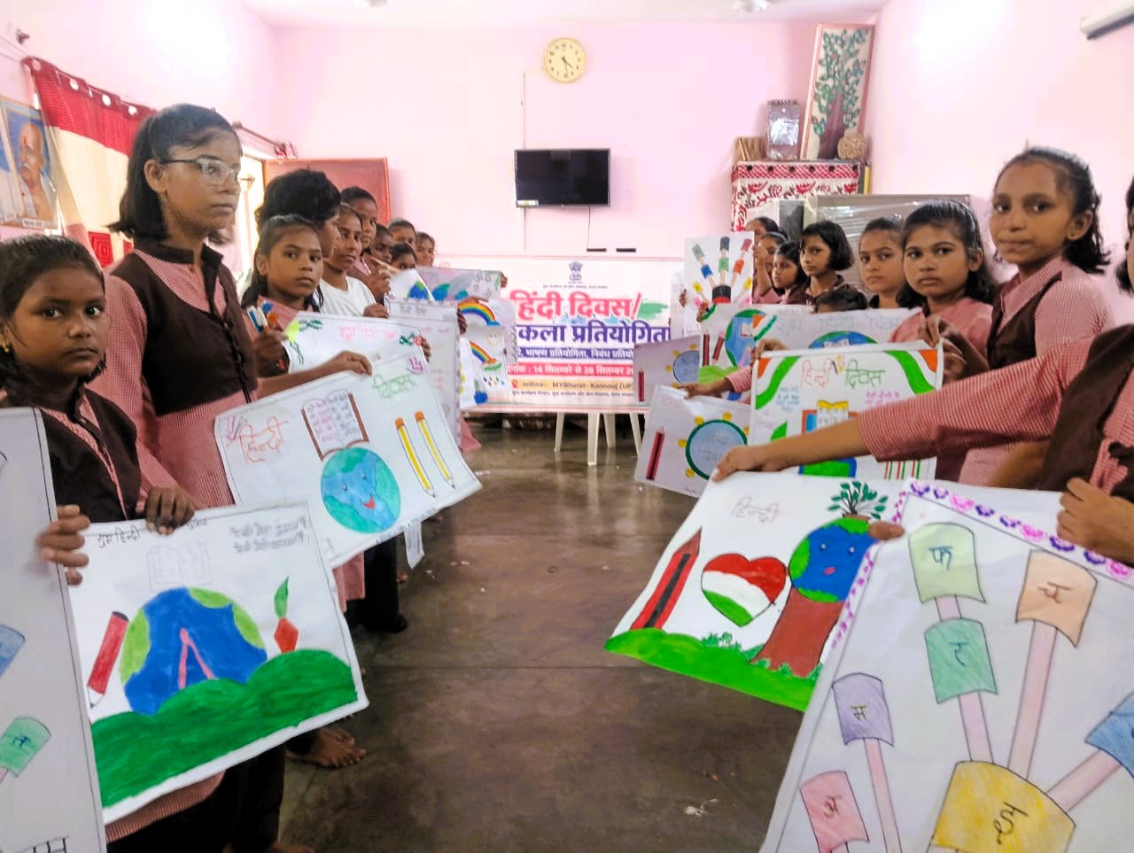 हिंदी दिवस पर छात्राओं ने कैनवास पर उकेरी हिंदी और भारतीय संस्कृति की झलक।