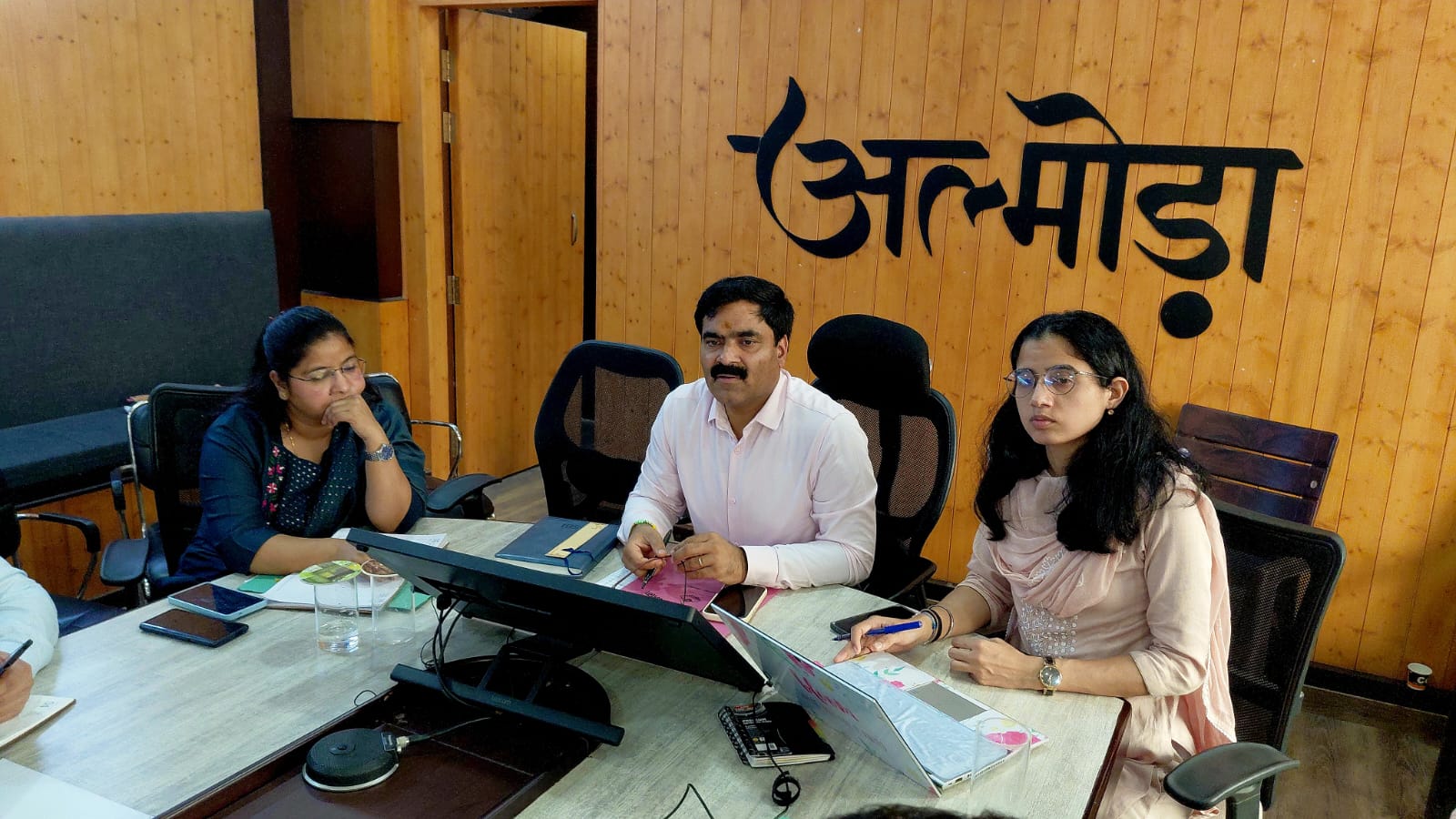 मुख्य विकास अधिकारी रामजी शरण शर्मा की अध्यक्षता में आज कलेक्ट्रेट सभागार में मानसून के दौरान क्षतिग्रस्त सड़कों के मरम्मत एवं पैच कार्यों को लेकर समीक्षा बैठक।