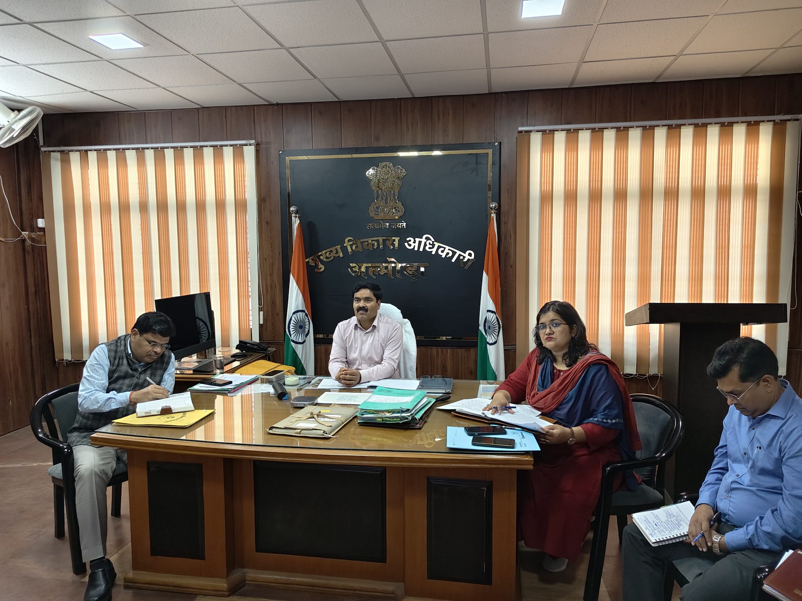 मुख्य विकास अधिकारी रामजी शरण शर्मा की अध्यक्षता में विकास भवन जनपद में संचालित 20 सूत्रीय एवं 25 सूत्रीय कार्यक्रमों की प्रगति समीक्षा बैठक।