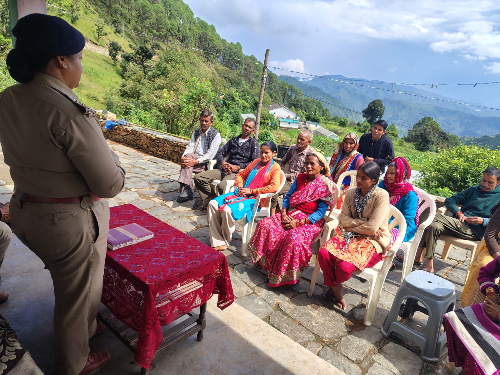 कोतवाली द्वाराहाट पुलिस ने दूरस्थ ग्राम नायल में चलाया जागरूकता अभियान।