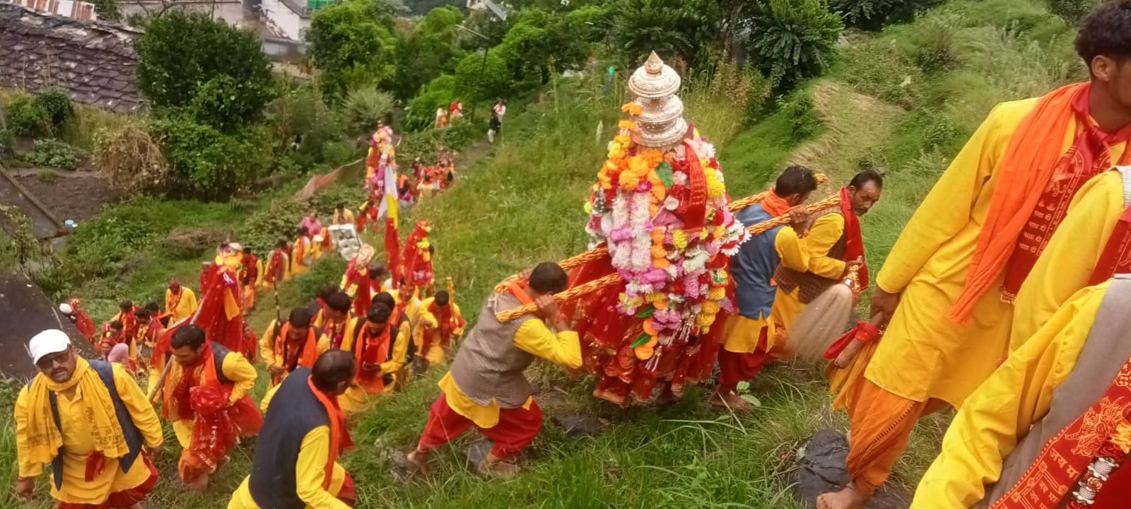दिलमी से भावुक विदाई लेकर सारी पहुंची भगवती चामुण्डा की दिवारा यात्रा। 