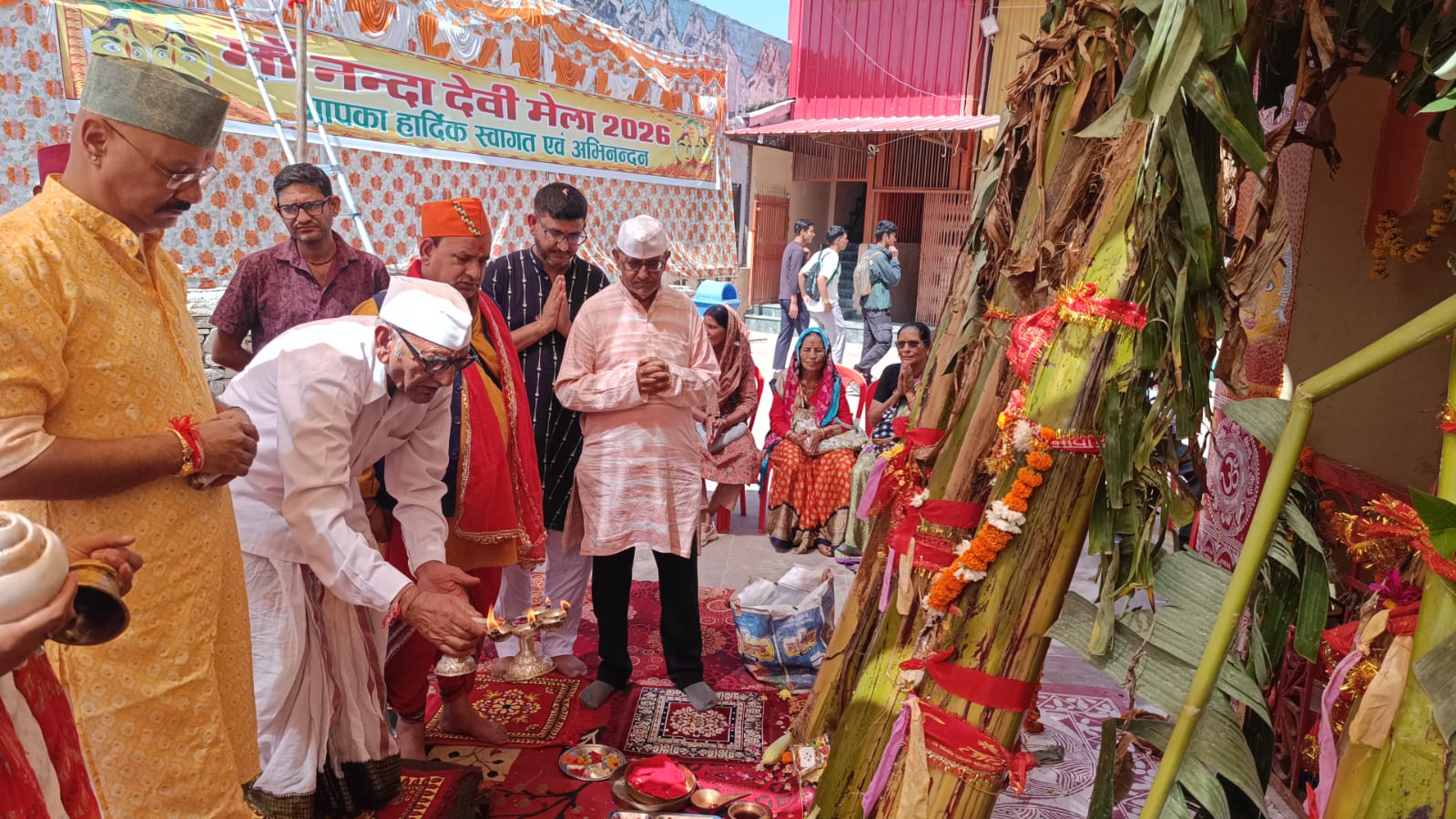 कदली वृक्ष पहुंचे नंदादेवी मंदिर, तैयार होंगी मां नंदा-सुनंदा की प्रतिमाएं।