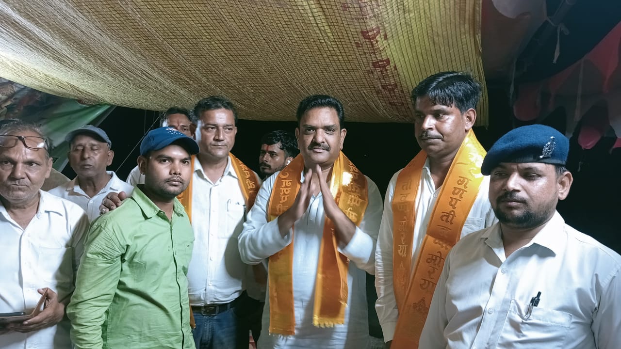 गणेश पंडाल में पहुंच मंत्री असीम अरुण ने उतारी आरती