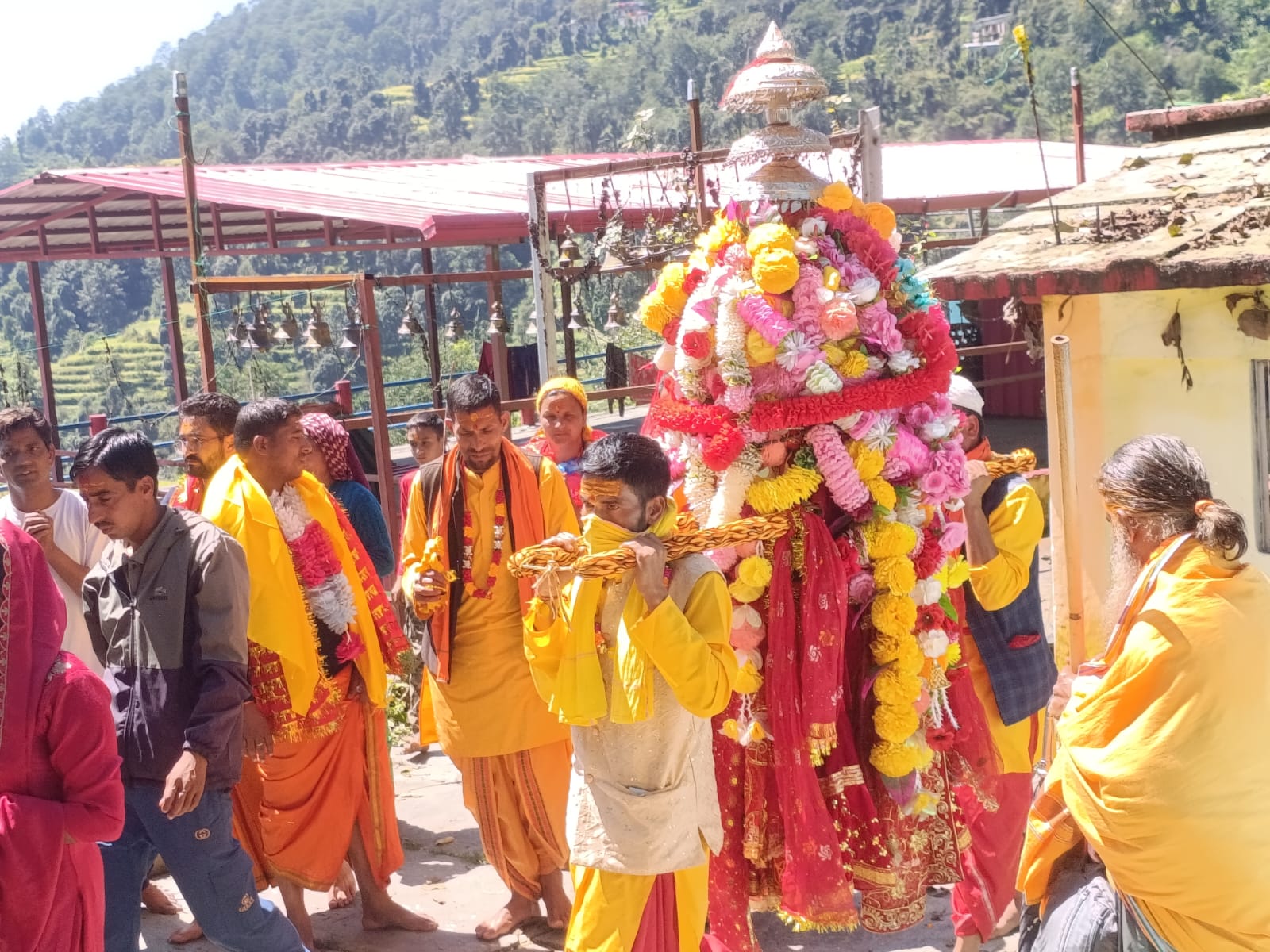 भावुक विदाई के बाद हूण्डू पहुंची भगवती चामुण्डा की दिवारा यात्रा।