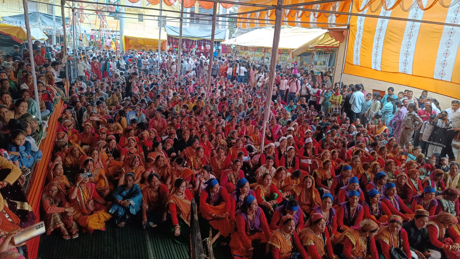 नंदादेवी मेले में भव्य झोड़ा प्रतियोगिता, नंदादेवी मेले में गूंजे कुमाऊं के पारंपरिक झोड़े, दर्जनों महिलाओं ने दी शानदार प्रस्तुतियां, खचाखच भरी रही दर्शक दीर्घा, लोक संस्कृति की रंगत में रंगा नंदादेवी परिसर।