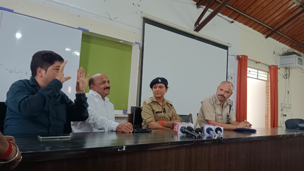 छात्रसंघ चुनाव को लेकर अधिष्ठाता छात्र कल्याण, कुलानुशासक और जिला पुलिस के अधिकारियों की संभावित पदाधिकारियों के साथ बैठक।