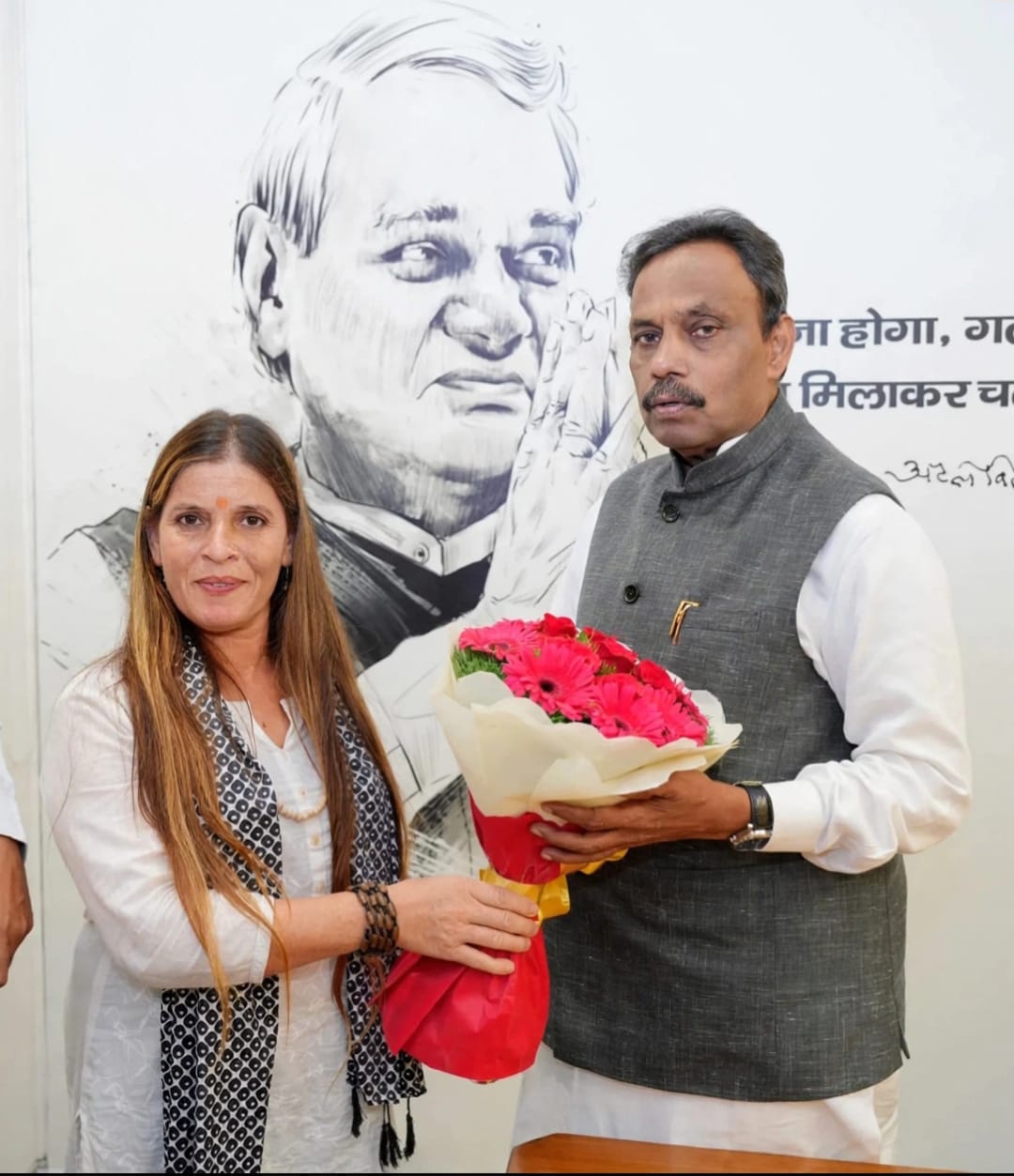 भाजपा नेत्री बचना शर्मा एवं ओमप्रकाश पूर्व ‌युवा मोर्चा मीडिया प्रभारी ‌भाजपा ने राष्ट्रीय महामंत्री विनोद तावड़े जी को सौंपा चकराता विधानसभा का मांग पत्र लाखामंडल धाम और जौनसार-बावर के विकास की उठाई पुरजोर मांग।