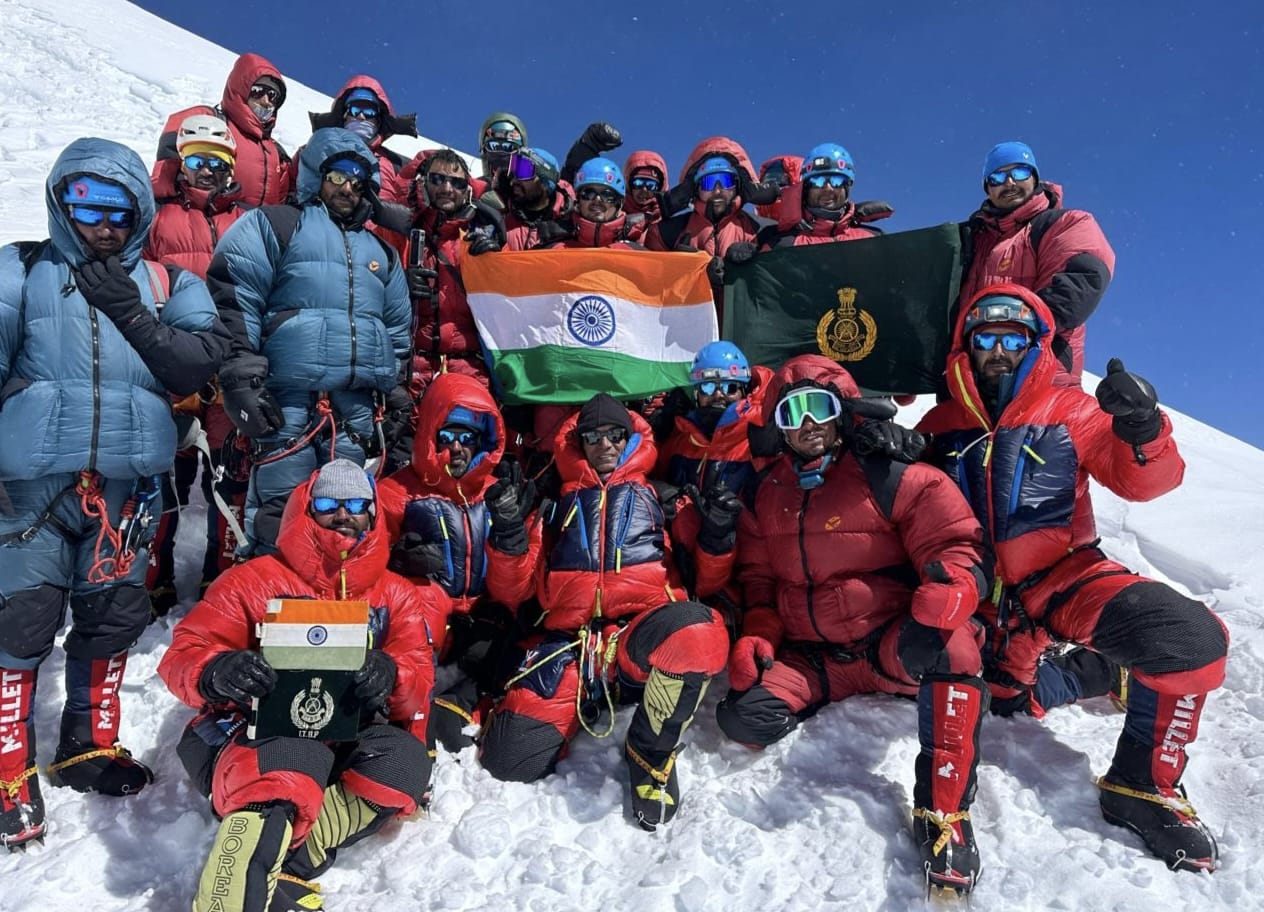 भारत – तिब्बत पुलिस ITBP के पर्वतारोही ने Abi Gamin शिखर पर तिरंगा फहराकर एक नया रिकॉर्ड बनाया गौरवशाली उपलब्धि को देवभूमि की आराध्य मां नंदा सुनंदा को अर्पित किया।
