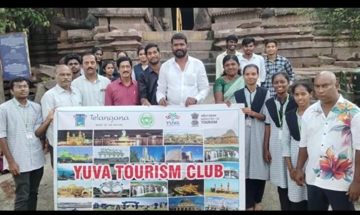 नगूनूर त्रिकूट मंदिर का शैक्षणिक भ्रमण  एसआरआर शासकीय महाविद्यालय के विद्यार्थियों ने देखी काकतीय काल की स्थापत्य कला।