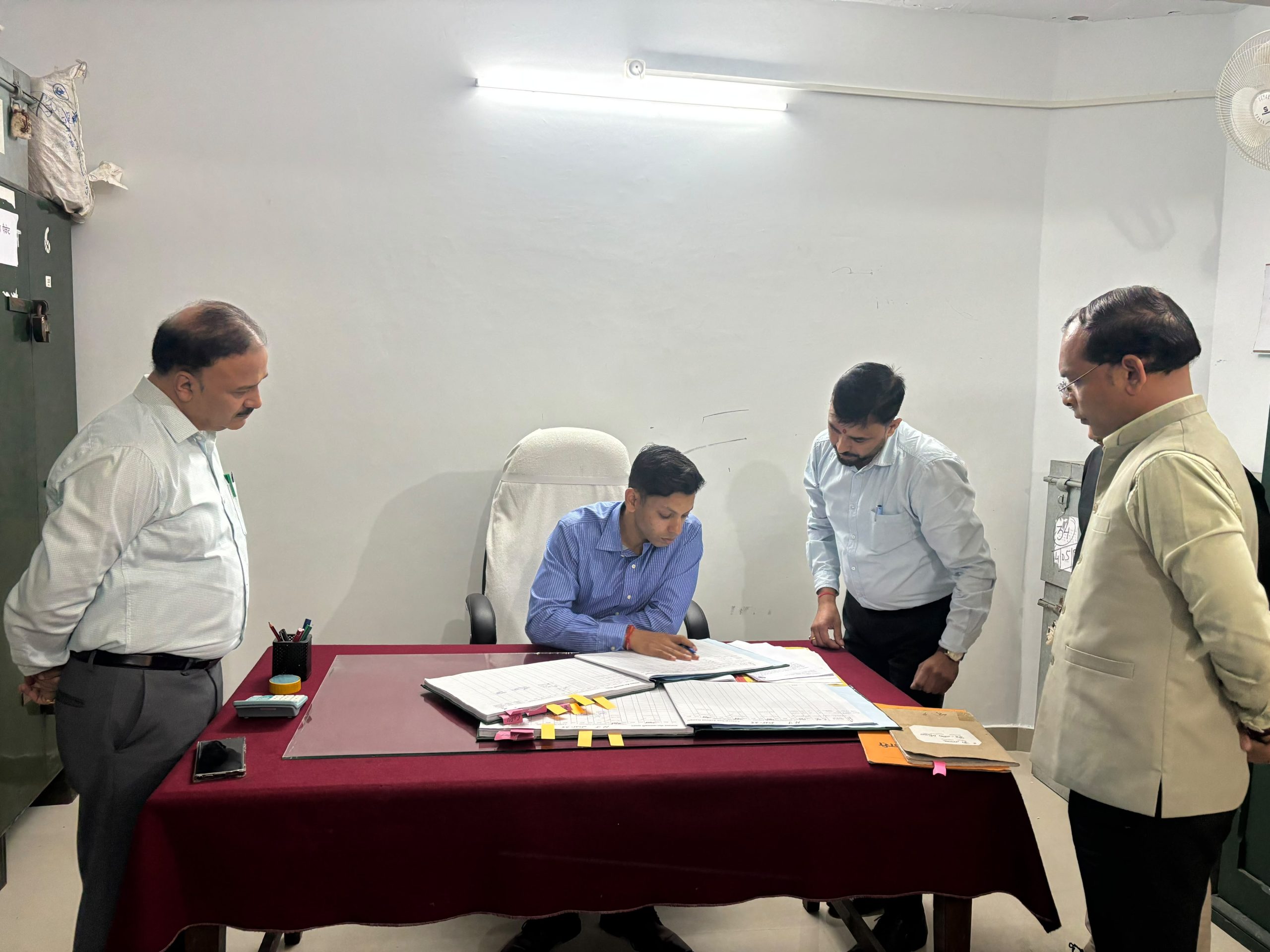 जिला कोषागार का निरीक्षण कर द्वितालक एवं स्टाम्प संबंधी व्यवस्थाओं की जानकारी ली।
