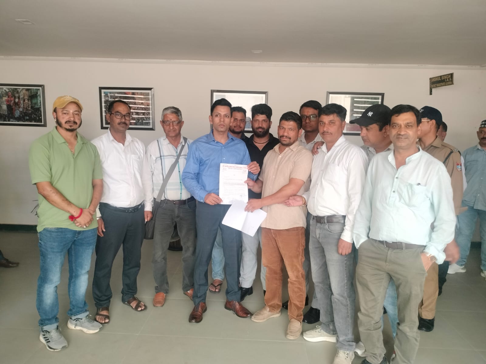 व्यापार मंडल ने जिलाधिकारी से की मुलाकात, बाजार की व्यापारिक गतिविधियों को लेकर रखी समस्याएँ।