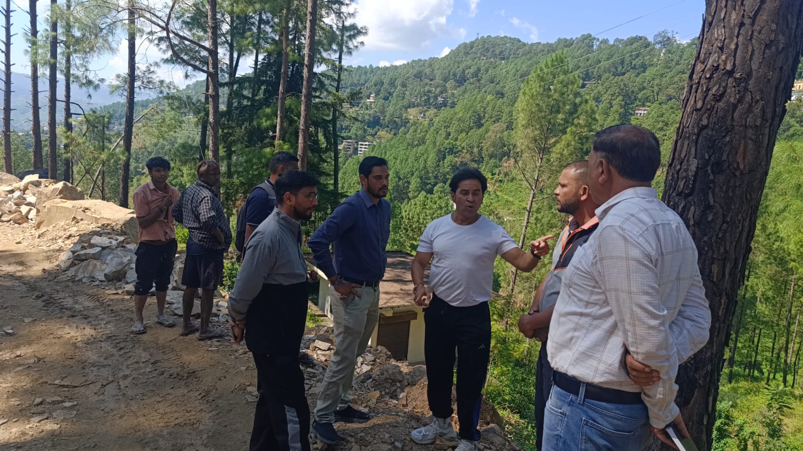 कर्नाटक खोला-रेलापाली लिंक मार्ग से क्षतिग्रस्त दो भवनो को मिलेगा मुआवजा, नौलों व रास्तों का होगा सुधारीकरण, पार्षद अमित साह मोनू ने उठाया प्रभावितों का मुद्दा, डीएम अंशुल सिंह के निर्देश पर मौके पर पहुंची लोनिवि टीम, मुआवजे के साथ मिट्टी के निस्तारण का भी भरोसा।