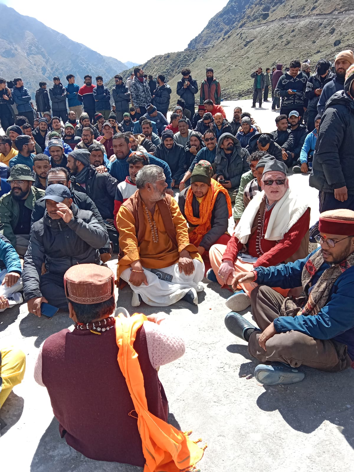 अतिक्रमण हटाने के विरोध में हेलीपेड पर गरजे व्यापारी व तीर्थ पुरोहित।