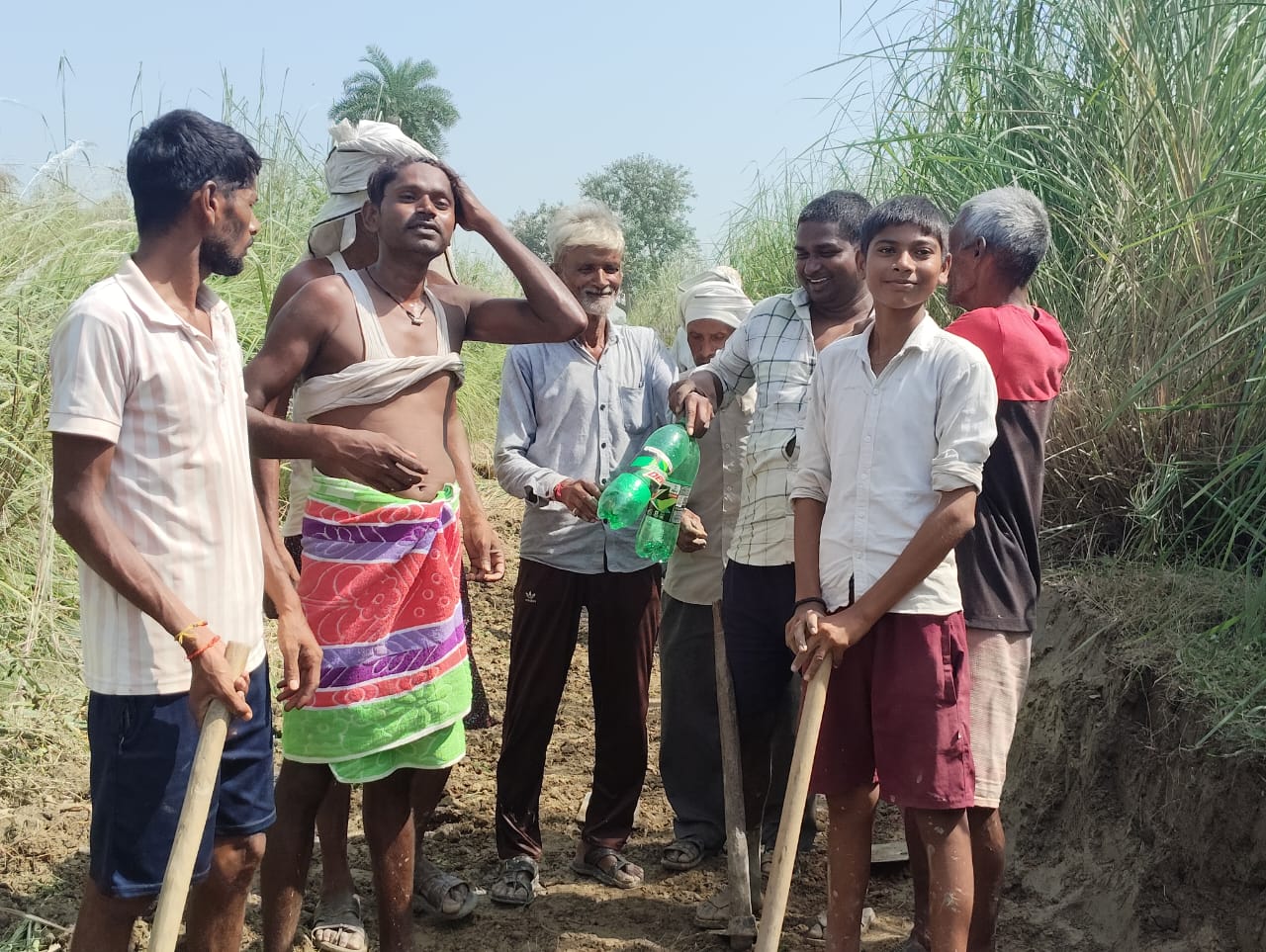 छह साल इंतजार के बाद ग्रामीणों ने खुद उठाया फावड़ा